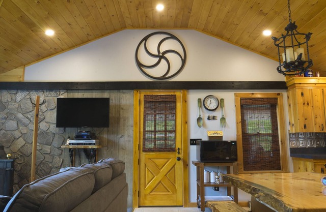 START VACATION on FRIDAY ~ Lakeside Cottage, private beach, hot tub, and more!
