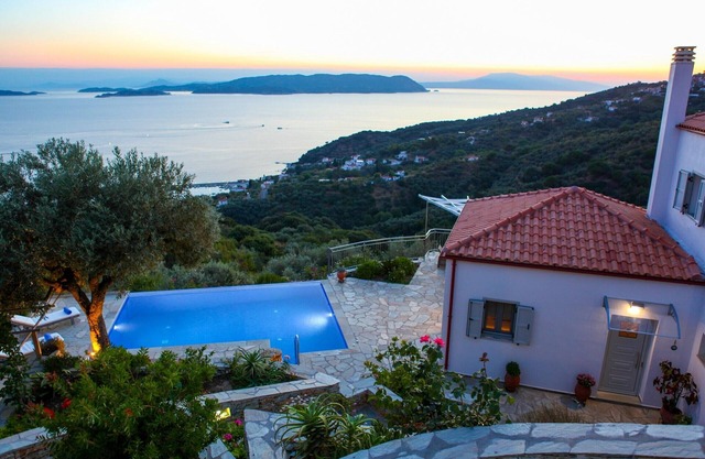State-of-the-Art Villa has Infinity Pool, Jacuzzi, Comfort Cooling, Sunset View
