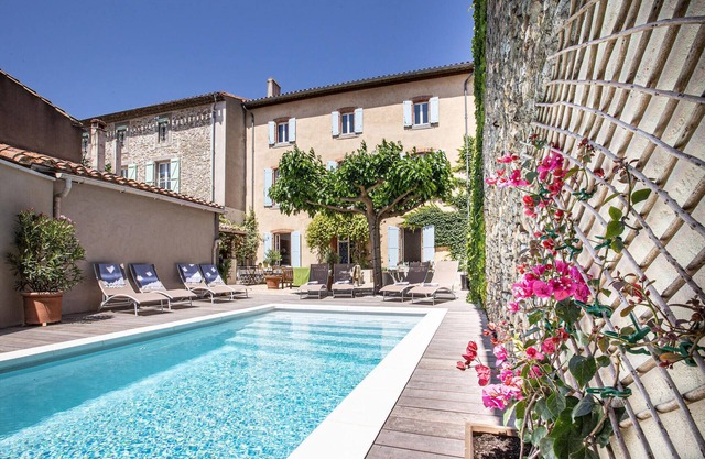 Stately and elegant vacation home with pool in Rieux-Minervois.