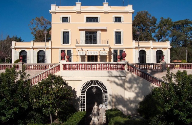 Stately Mansion, 13 rooms, huge gardens, pool, tennis, beach 5 minute walk