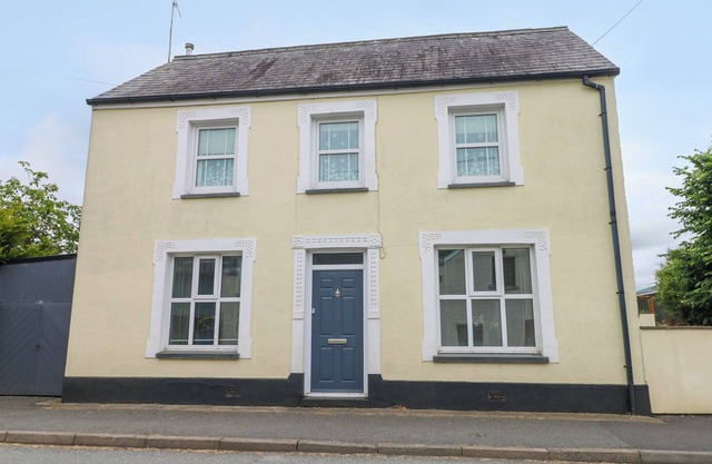 STATION HALL, pet friendly, country holiday cottage in Cilgerran