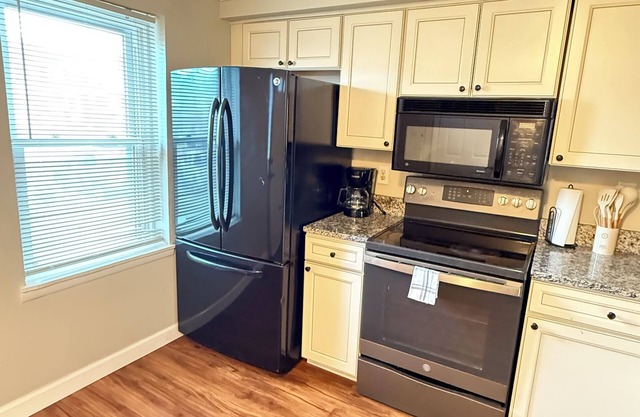 Stay a While - Stylish & Comfortable 2 Bedroom 1.5 Bath Near White Marsh Mall