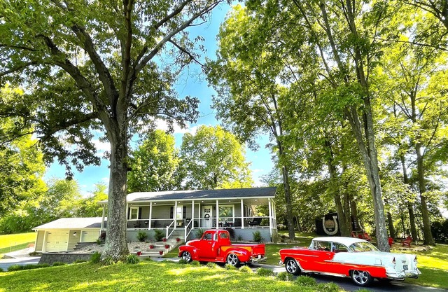 Stay-cation! 2-Car Garage. 3 mi to I-65. Fire pit. Ping Pong. Cornhole. #family