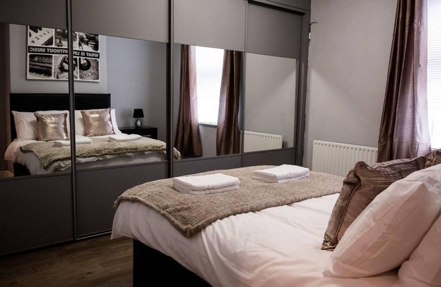 Stay Comfortable-Close to City Centre-4 Bed House!