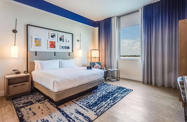 Stay in the Heart of Miami! Rooftop Swimming Pool, Pets Allowed!