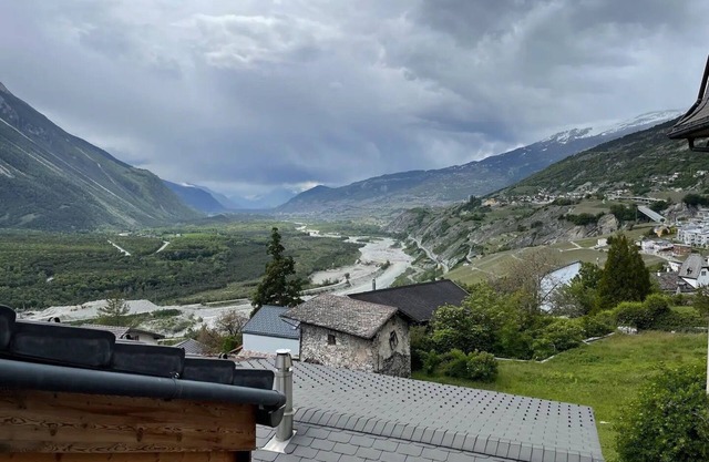 Stay in the Heart of Wallis
