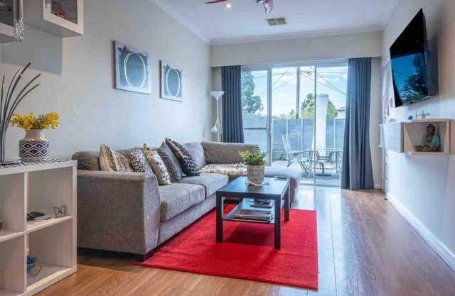 Stay near the beach Somerton Park @ Irene's Seaside Villa