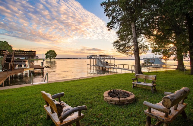 Stay. Play. Relax. Your perfect lake escape!