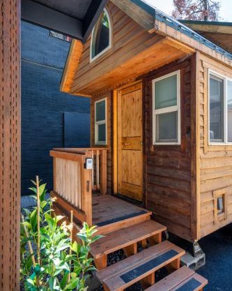 Stay Portland - Tiny Log Cabin - Walk to Local Shops & Eateries
