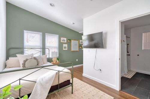 Stay Portland - Urban Cabin Studio - Breweries & Local Eateries