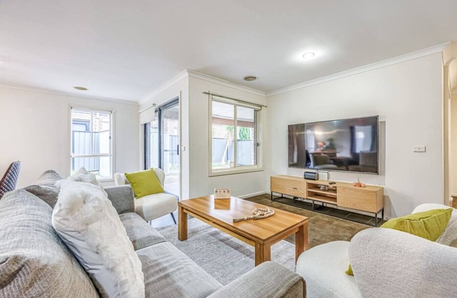 StayAU Newly 8 Beds Spacious Home in Derrimut