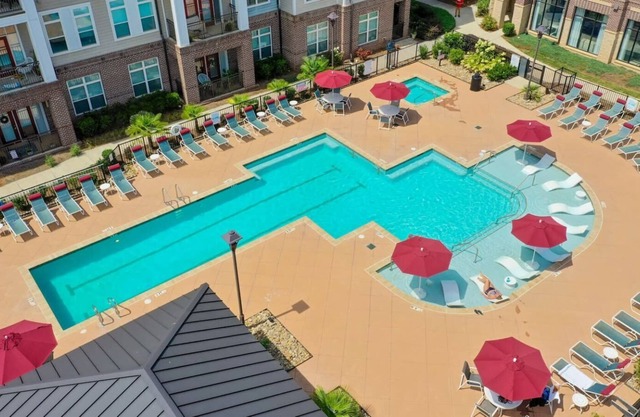 StaysByWalker 2BR -KingBeds! Gym! HotTub! Sauna!