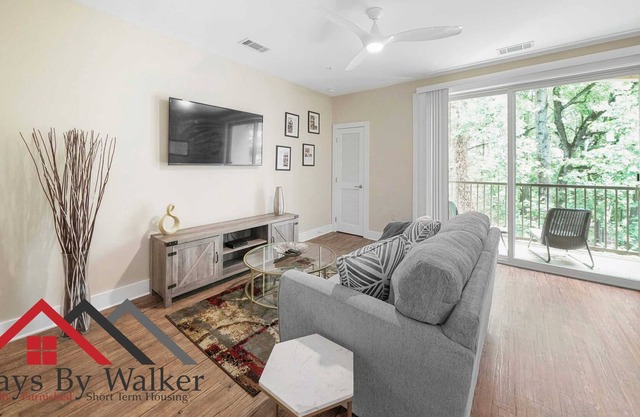 StaysByWalker™ King Bed ★ SouthPark 1BR Condo ★ Pool/Gym (726 SqFt)