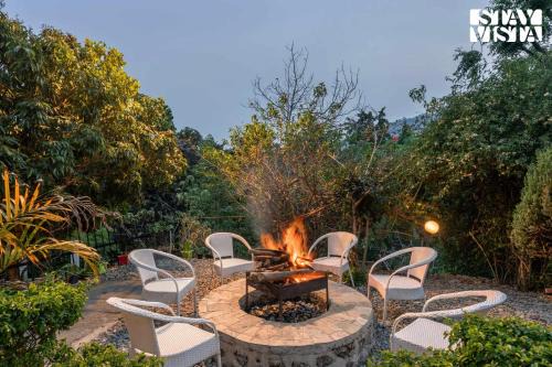 StayVista at House of Hive - Garden, BBQ and Heater