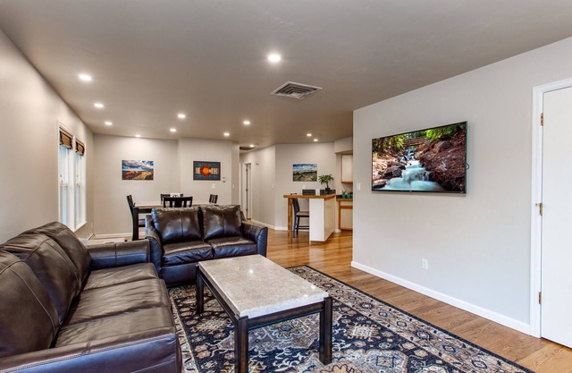 Steps away from golf course, monument and trails with spa and amazing views