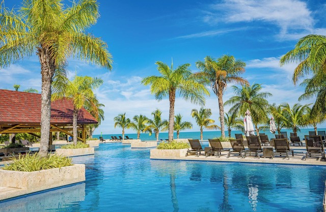 Steps from Beach Club, Pools, Restaurants, Shopping and the Pacific!