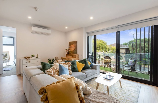 Steps to City/Chic 2-B2b Oasis with Parking