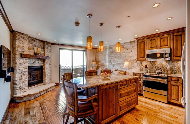 Steps to gondola! Diamond rated! Lionshead Village! Pool & Hot Tub! Landmark 116