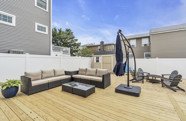 Steps to Private Beach - Updated Family Home - Sleeps 13