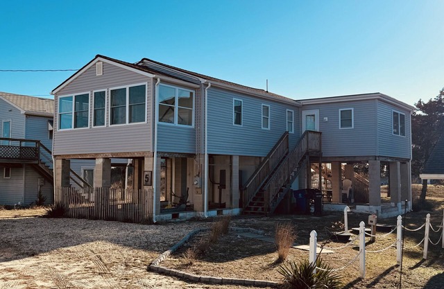 Steps to the Beach. Pet-friendly cottage with a great view of the water!