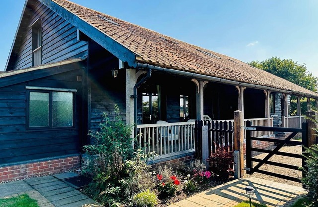 Stiffkey, hot tub/spa safe garden dog friendly, parking, next to marsh local pub