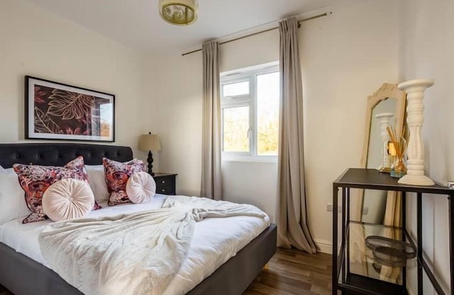 STILLNESS - SLEEPS 2 | HOT TUB | BBQ | PETS ALLOWED | WI-FI | SECLUDED PATIO