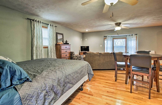 Stockton Lake Escape w/Kitchen, Half Mile to Lake