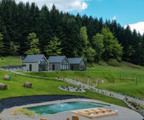 Stodoły Modyń - Domki w Beskidzie Wyspowym - staw kąpielowy, balia, sauna, grota solna - widok na góry