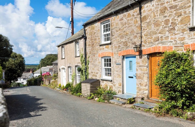 STOKES COTTAGE, family friendly, with a garden in St Minver