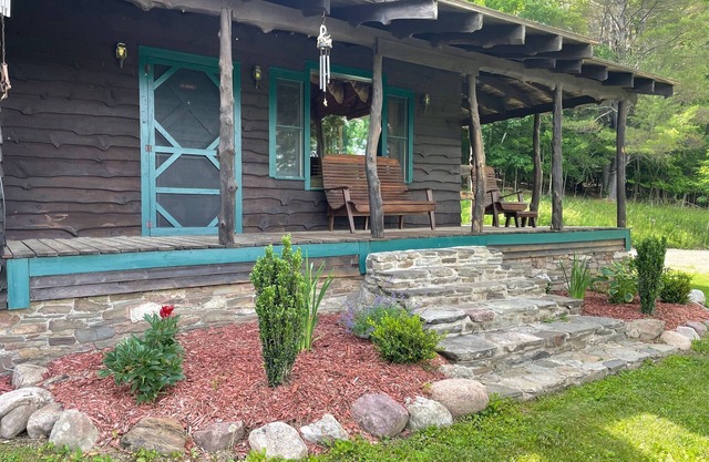Stolk's Lodge - 5 acre pond - near Dreams Park - fishing - quite country lodge