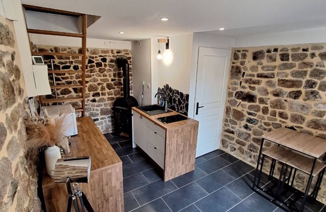 Stone cottage with private garden, in a quiet location, on the Mont-Saint-Michel bay