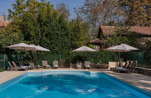 Stone holiday house for 6 with pool in a 17ha private park - 30 min from Agen