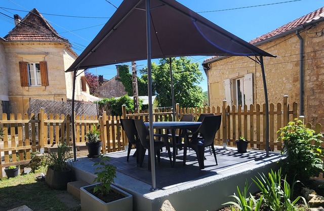 Stone house in the heart of a Périgord village