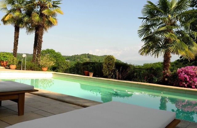 Stone house 1850, sleeps 4 with heated pool, 3-hectare property