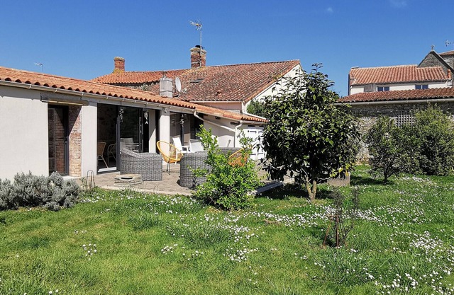 Stone House for 6 in Le Bernard, 6.5 km from Beaches