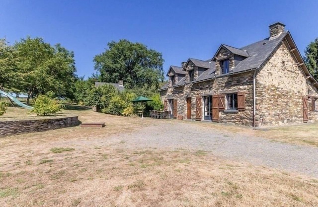 Stone House Retreat with Garden & WiFi in Tranquil Countryside
