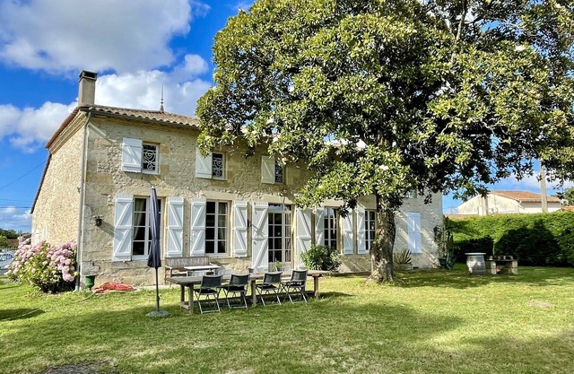 Stone house in an idyllic setting, with pool, relaxing and quiet!