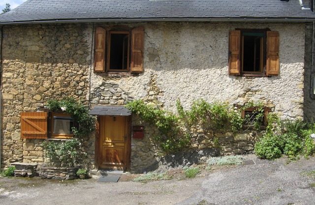 Stone house in the heart of a mountain village, sleeps 2 to 8