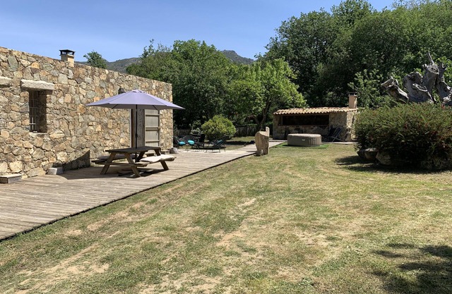Stone house in the style of a sheepfold. With petanque court and Jacuzzi