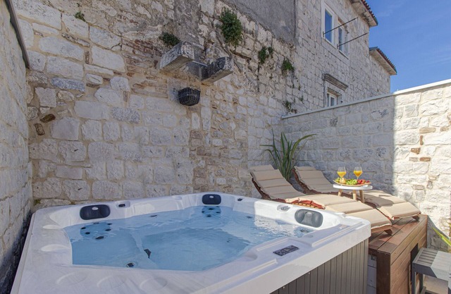 Stone House Trogir - Three bedroom house with jacuzzi