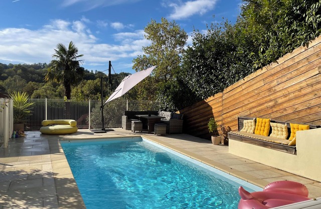 Stone house with pool and garden 15min from Pau