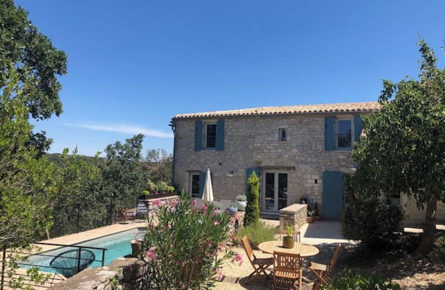 Stone house with private pool overlooking the valley