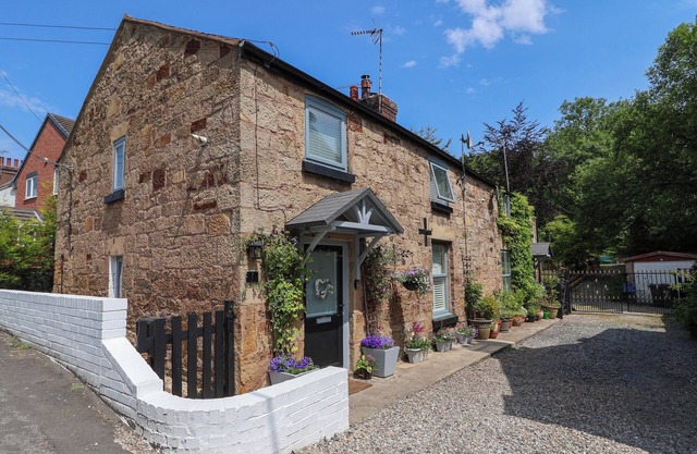 STONE HOUSES, pet friendly, character holiday cottage in Pontblyddyn