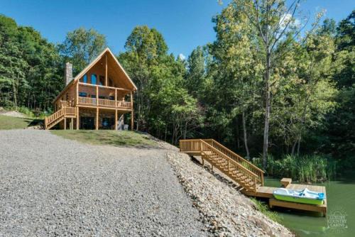 Stone Lake Lodge - Lakeside Cabin - Stocked Pond