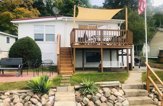 Stone Lake Vacation Cottage Middlebury, IN Boat Kayak Fishing Swimming getaway