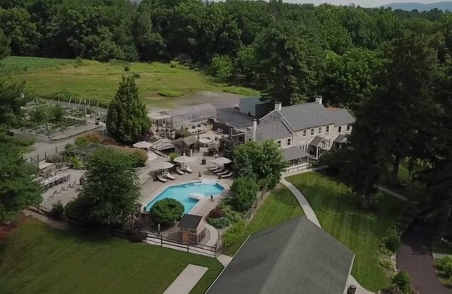 Stone Manor Estate Private pool hot tub, full bar, gym, game room movie theater