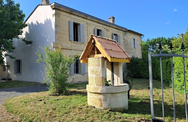 Stone manor house with large garden and barbecue, ideal for families.