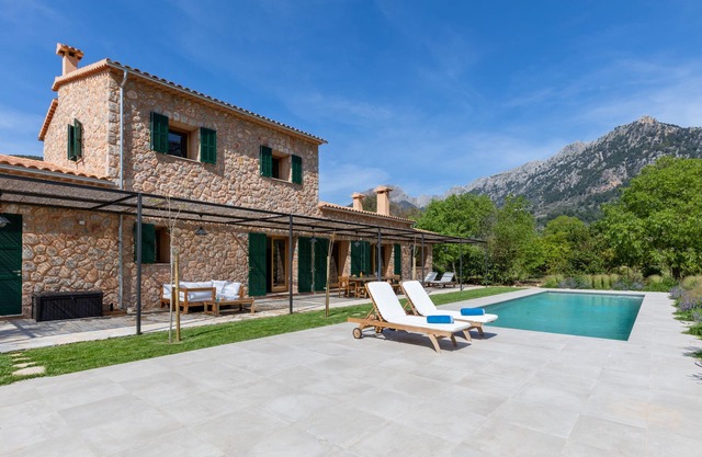 Stone villa with mountain views, quiet and close to the city center