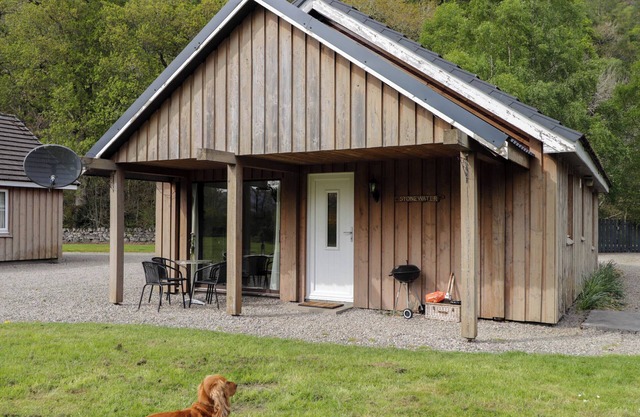 STONE WATER COTTAGE, pet friendly, with a garden in Strathpeffer