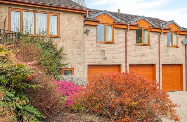 STONECROFT LODGE, romantic, character holiday cottage in Hulland Ward